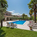 Apartman Strandnahes Mit 60m2 Grossem Pool, Bbq, Liegen, Nur 800 Meter Zum Poreč