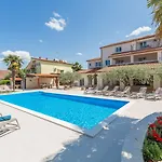 Strandnahes Mit 60m2 Grossem Pool, Bbq, Liegen, Nur 800 Meter Zum