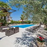 Apartman Strandnahes Mit 60m2 Grossem Pool, Bbq, Liegen, Nur 800 Meter Zum