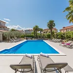 Apartman Strandnahes Mit 60m2 Grossem Pool, Bbq, Liegen, Nur 800 Meter Zum *