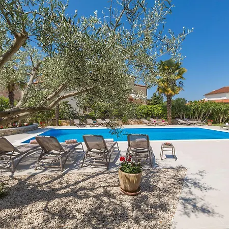 Strandnahes Mit 60m2 Grossem Pool, Bbq, Liegen, Nur 800 Meter Zum Apartment Porec