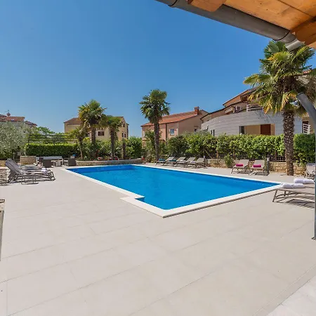 Strandnahes Mit 60m2 Grossem Pool, Bbq, Liegen, Nur 800 Meter Zum Poreč