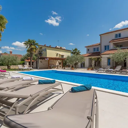 Strandnahes Mit 60m2 Grossem Pool, Bbq, Liegen, Nur 800 Meter Zum * Porec