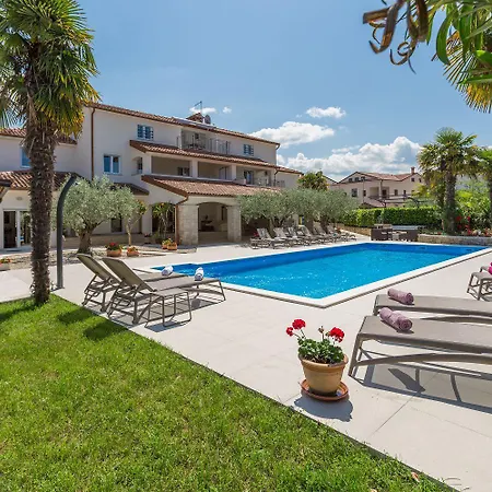 Apartman Strandnahes Mit 60m2 Grossem Pool, Bbq, Liegen, Nur 800 Meter Zum *
