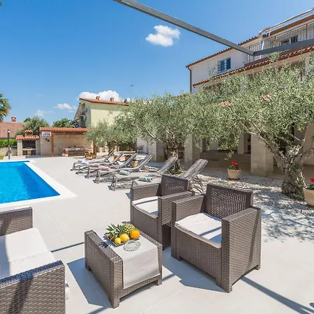 Apartment Strandnahes Mit 60m2 Grossem Pool, Bbq, Liegen, Nur 800 Meter Zum Porec