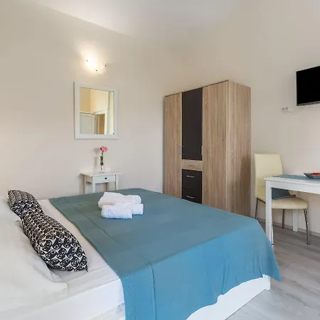 Strandnahes Mit 60m2 Grossem Pool, Bbq, Liegen, Nur 800 Meter Zum Poreč