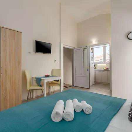Apartman Strandnahes Mit 60m2 Grossem Pool, Bbq, Liegen, Nur 800 Meter Zum Poreč