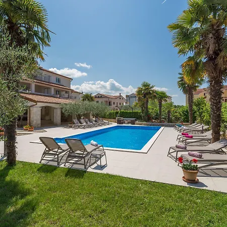 Apartamento Strandnahes Mit 60m2 Grossem Pool, Bbq, Liegen, Nur 800 Meter Zum Poreč