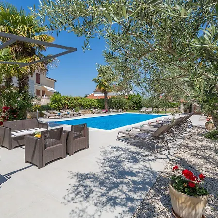 아파트 Strandnahes Mit 60m2 Grossem Pool, Bbq, Liegen, Nur 800 Meter Zum