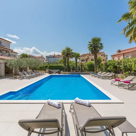 Apartment Strandnahes Mit 60m2 Grossem Pool, Bbq, Liegen, Nur 800 Meter Zum *