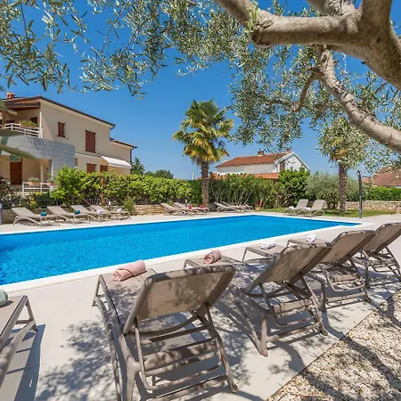 Apartment Strandnahes Mit 60m2 Grossem Pool, Bbq, Liegen, Nur 800 Meter Zum