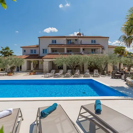 Strandnahes Mit 60m2 Grossem Pool, Bbq, Liegen, Nur 800 Meter Zum