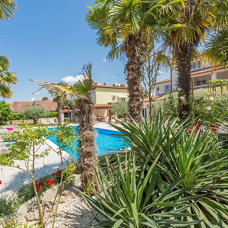 Strandnahes Mit 60m2 Grossem Pool, Bbq, Liegen, Nur 800 Meter Zum Poreč